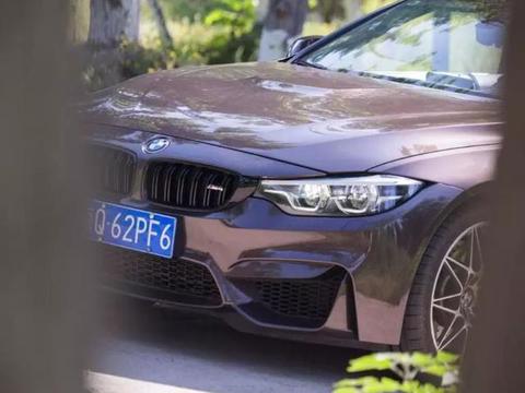 尽管颜色颇为低调，骤看之下也与路上常见的普通宝马4系并无太大