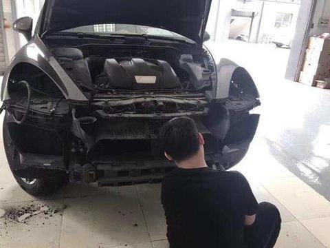 保时捷卡宴撞坏, 维修时拆下保险杠, 明白为何车子要上百万！