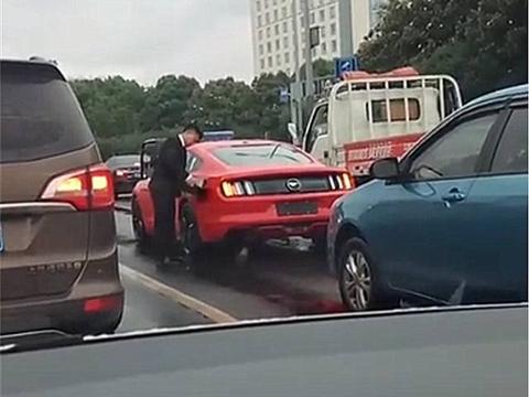 40万福特野马现江苏，车主在马路上加油！网友：心真大