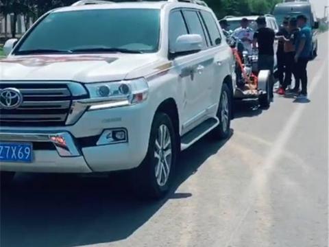 山东偶遇一批50万丰田霸道，车尾拖的2辆机车，比宝马还要贵！