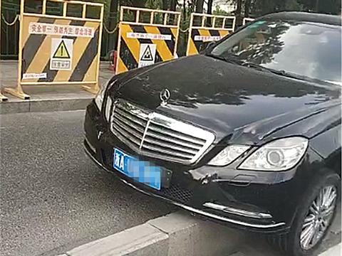 浙江一辆110万奔驰出事故，车主一电话，3家4S店人员立马赶到！