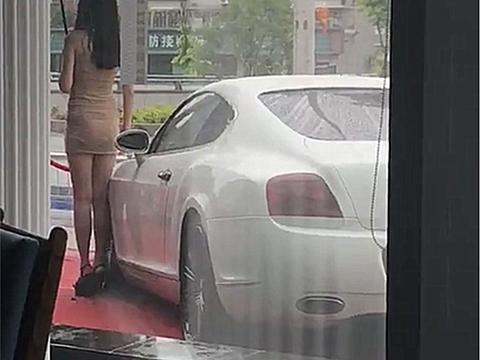 288万宾利现街头，旁边站了一位妙龄女子，也许正在等待车主！