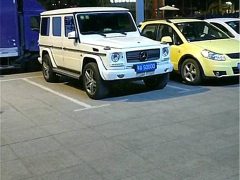 哈尔滨偶遇一辆156万奔驰大G，本不会惊讶，但车牌实在太霸气！