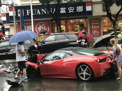 女子租法拉利458，雨天失控撞护栏，还碰了宝马X3，维修太贵