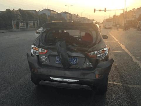 长安CS35被大巴车追尾，车主：这个良心配置救了全家人