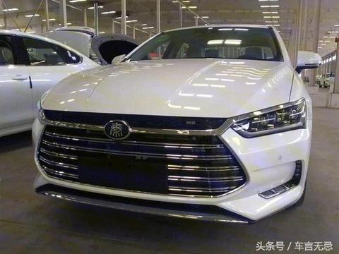 新款比亚迪秦实车曝光，配龙脸蓝眼，用汉字车标