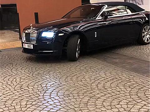 酒店偶遇一辆477万劳斯莱斯，看到车牌时，保安立马敬礼！