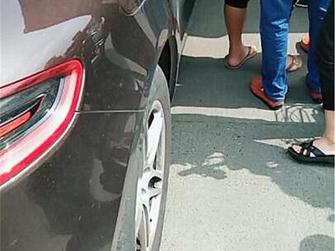 江苏一辆55万保时捷撞大货车，车主下车一看，顿时挂不住脸！