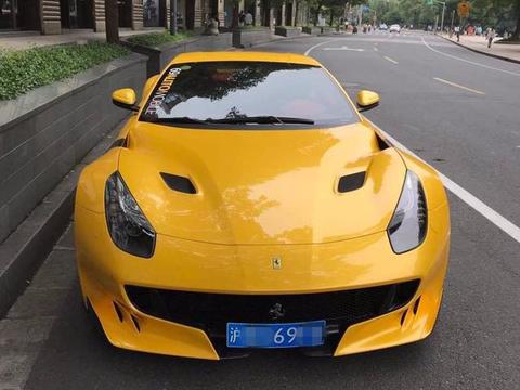 开1000万法拉利去看兰博基尼，不到十分钟，交警来了