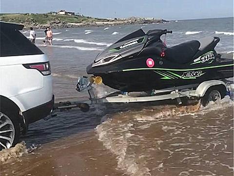 海边偶遇一辆140万路虎揽胜，看到车尾时，就知车主要干什么！