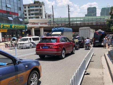 油榨街偶遇辣椒酱大王的车，四连号宾利添越，落地869万