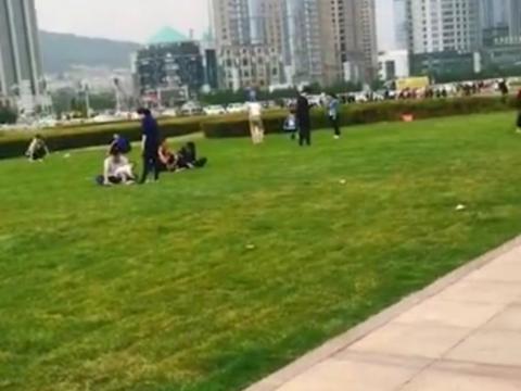 踩草坪乱扔垃圾践踏雕塑!假期里游客的这些举动"令人脸红"