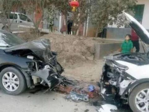 丰田凯美瑞迎面撞上了哈弗H6,两败俱伤,谁还敢