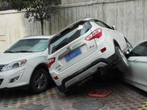 15万买的车位被霸占，花2千元买二手夏利堵他，一放就970天