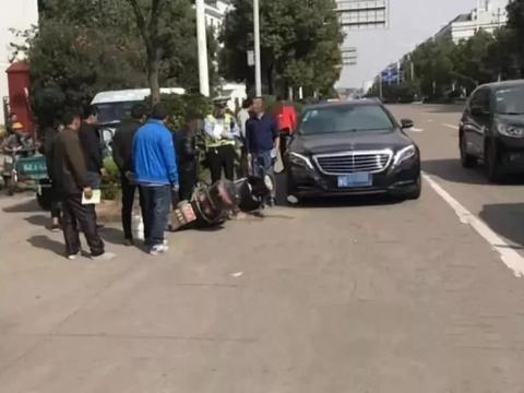 神逻辑！大爷骑车逆行撞上奔驰定损4万元：我家境一般，你全责吧！
