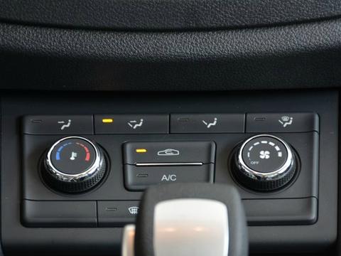 奔腾X40，多功能的方向盘实用性也是非常高