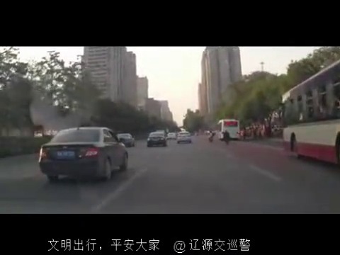 实拍斑马线上撞飞学童、剐倒电动车！斑马线前请礼让一点吧