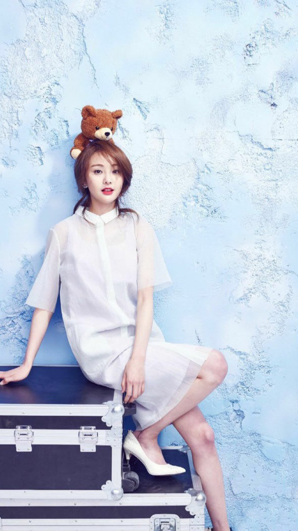 郑爽穿衣靠颜值撑着,骨瘦如柴穿什么都一