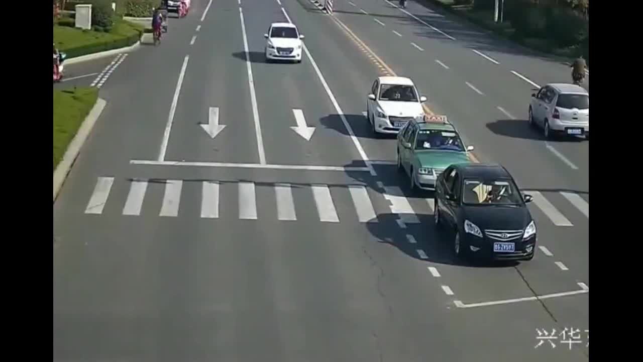 电动车女子肆无忌惮的闯红灯，接下来让人可怜又可恨！  ​