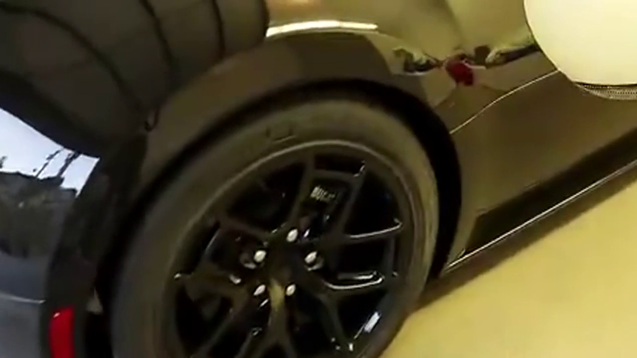 厉害，16岁男孩 开全球仅一部 布加迪威龙接机（超级跑车）