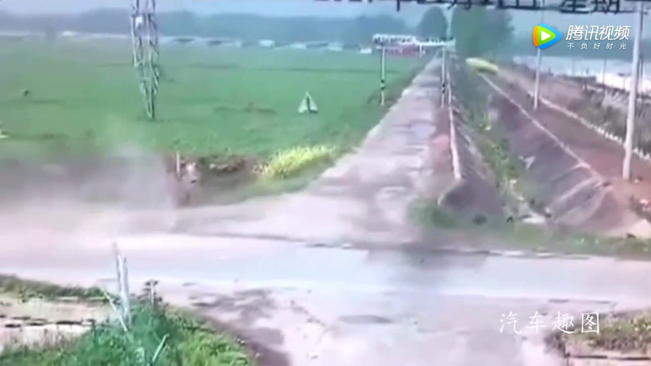 若不是监控拍下电动车被撞一幕，我们也看不到正在起飞的“飞机”