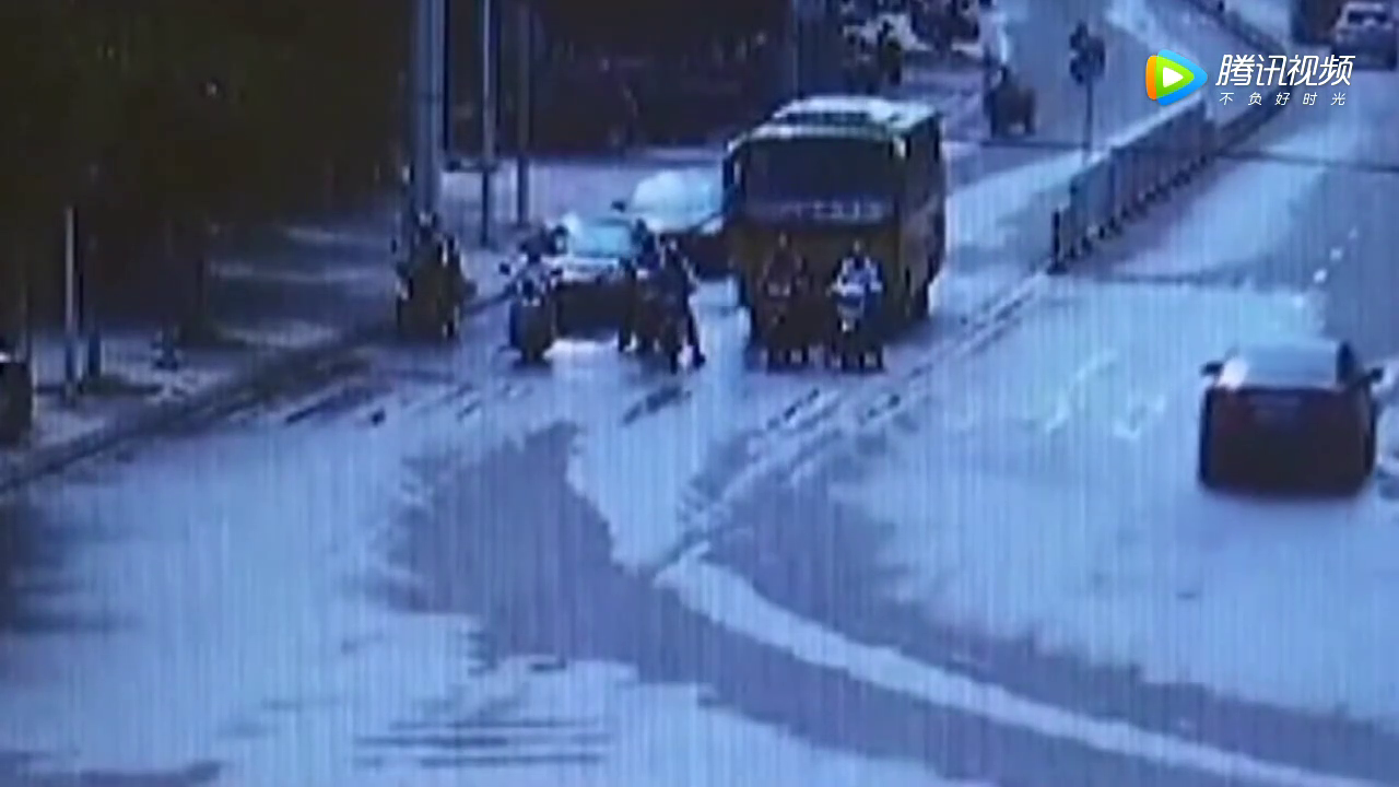 监控拍下这起车祸画面，等红灯几辆电动车真是倒了霉！