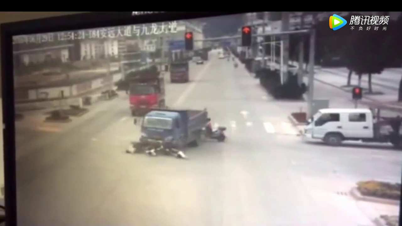 若不是监控拍下是大货车闯了红灯，这辆电动车又要被骂惨了！
