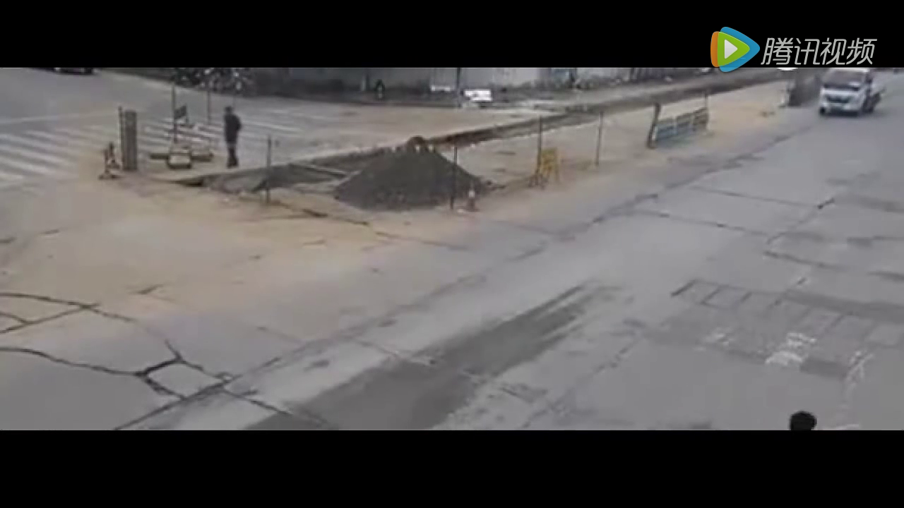 这骑电动车的男子命真大，水泥罐车车轮底下死里逃生