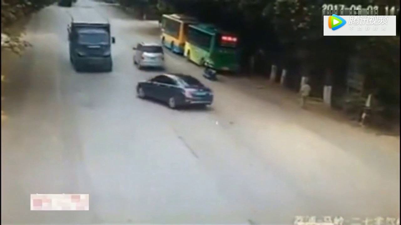 为了躲避逆行的电动车，他选择了撞向大货车，揪心的一幕