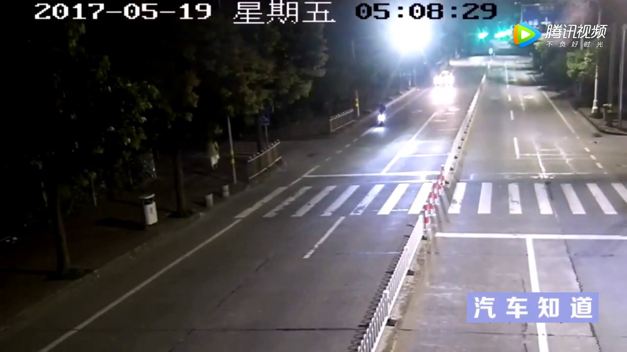 出租车的这个动作，把骑电动车男子吓蒙圈！