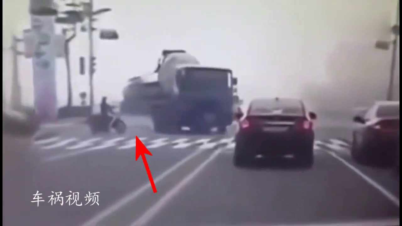 大货车为救这辆电动车，接下来却让等红灯轿车遭受这样的罪！