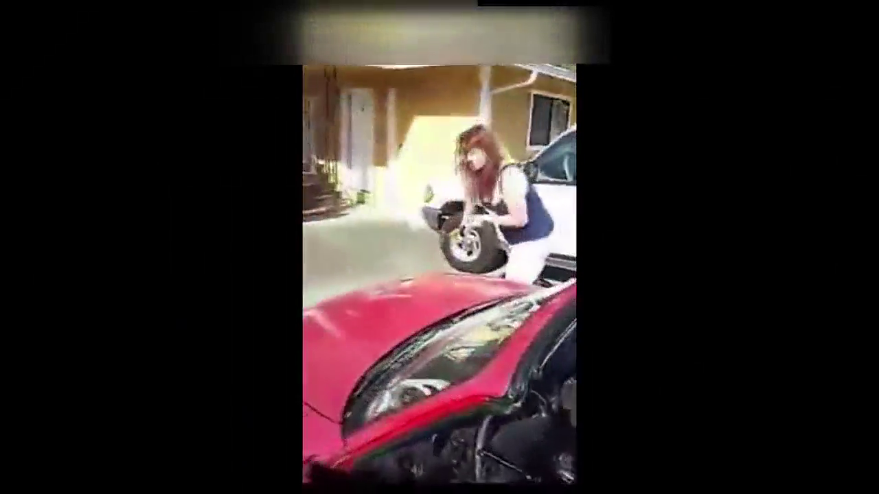不过了，女子铁锤狂砸出轨老公的敞蓬跑车