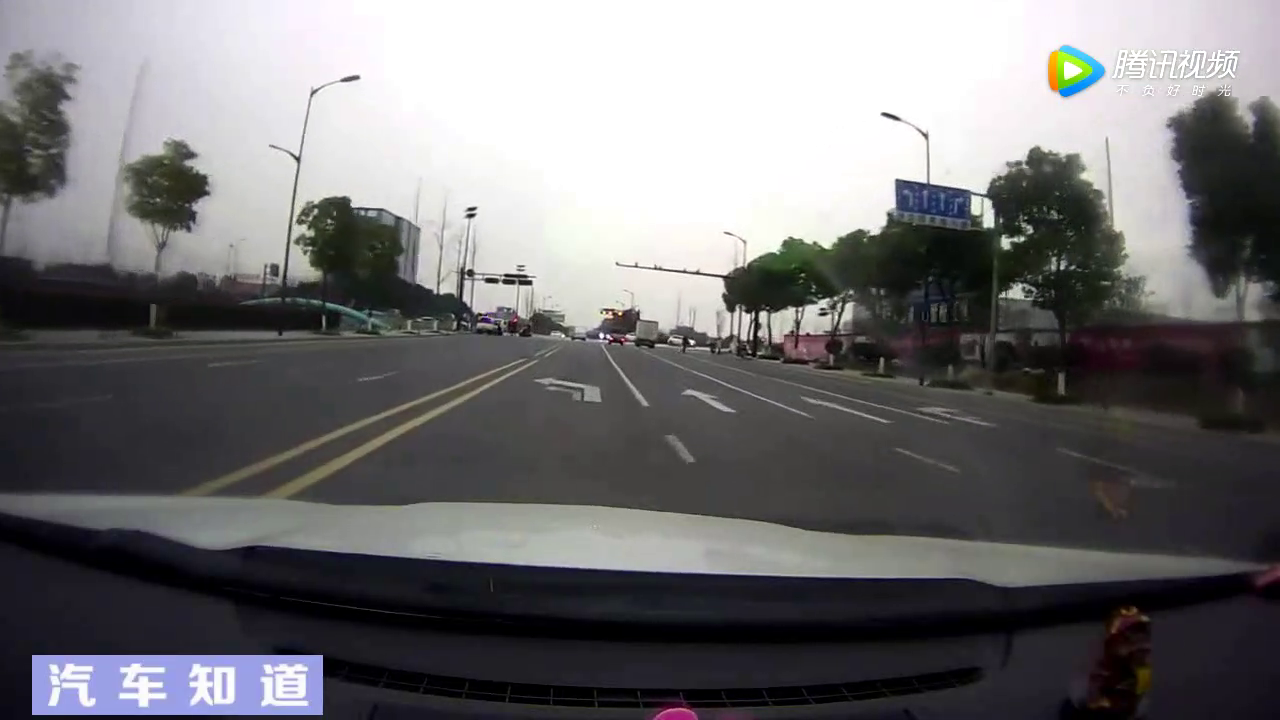 在交警面前把电动车给撞了，这货真够倒霉的！