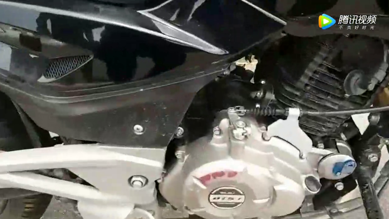 在摩托车发动机这地方垫上一片纸，油门就是拧到底也跑不过电动车