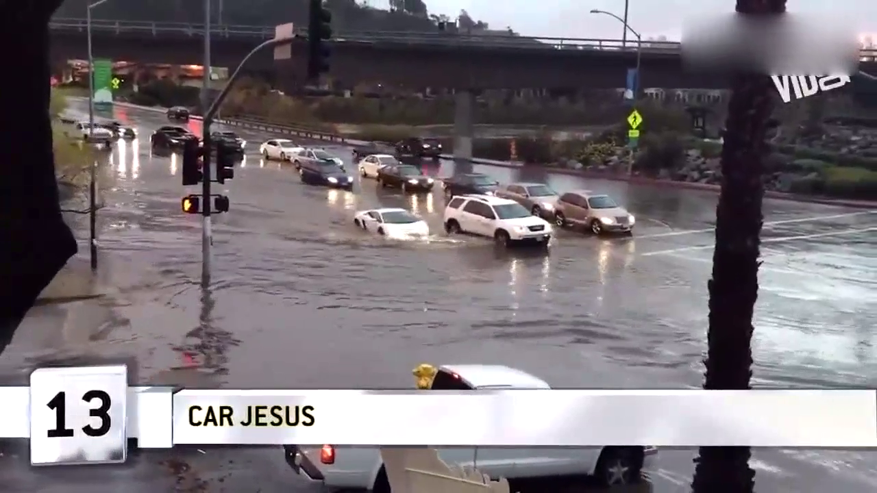 兰博基尼过积水路画面，旁边的SUV车主笑了