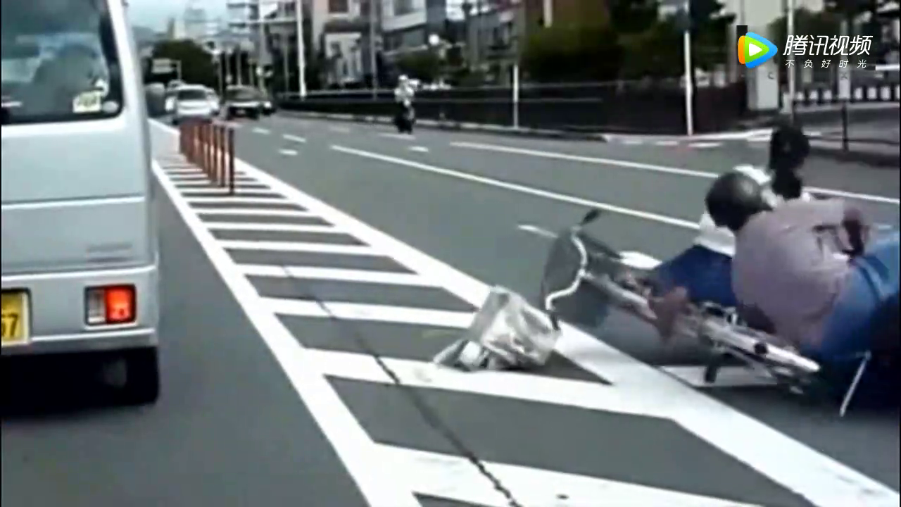 女子回家被撞飞，电动车男子太过分了