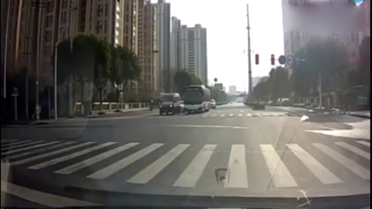 电动车飞速闯红灯毫无顾忌，越野车直接不给他机会，把他撞飞