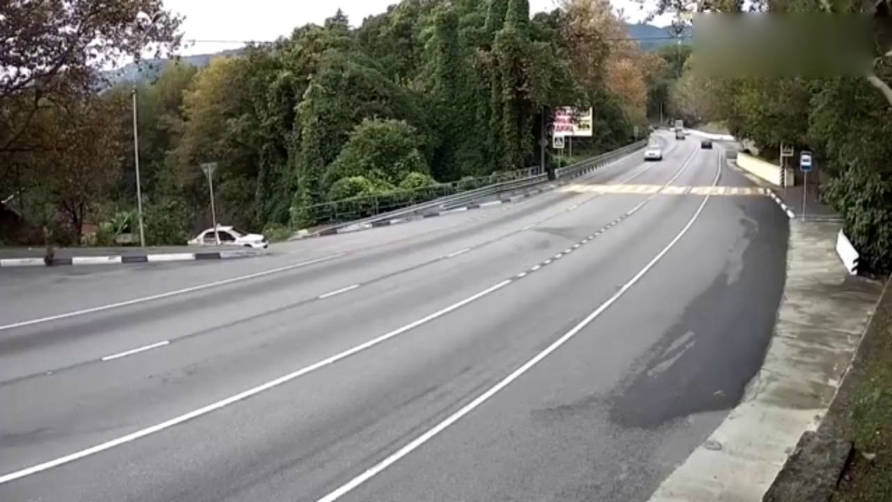 白色轿车突然变道 轻碰SUV瞬间翻车 众人帮忙