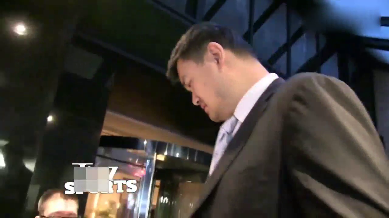 街头看到一个巨人钻进了一辆SUV 看清车主身份后我激动了