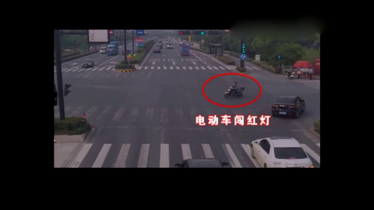 电动车司机明知有危险，还是选择了闯红灯
