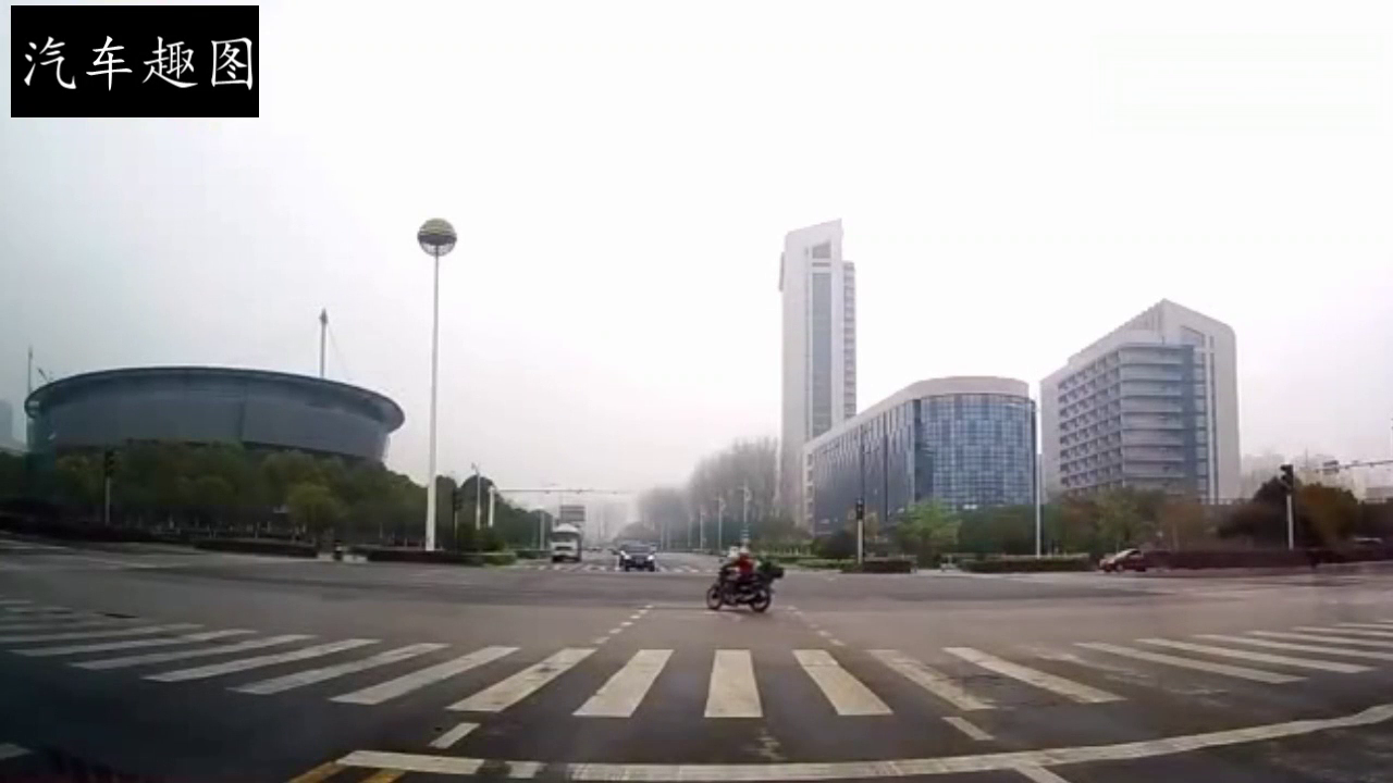 路口电动车这样冲了过来，身后油罐车司机内心崩溃！