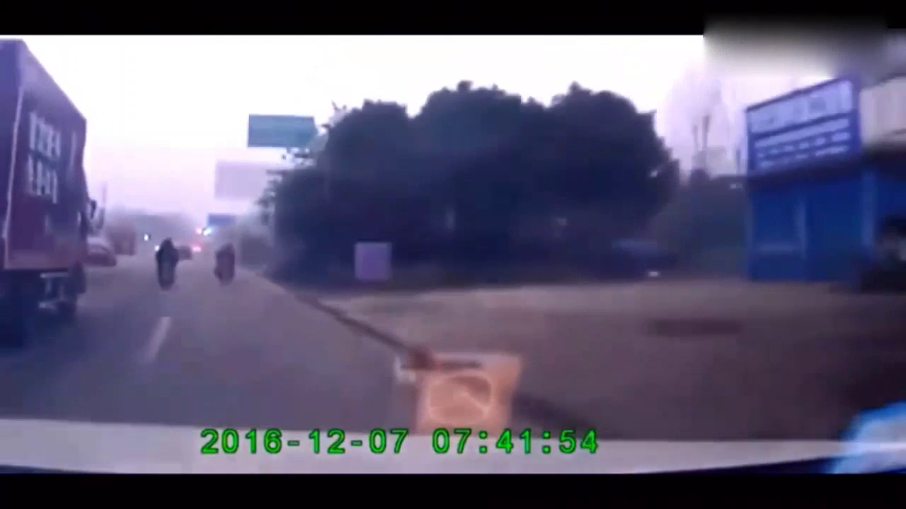 电动车嚣张挡道，就是不让路，以为我开大货车不敢惹他