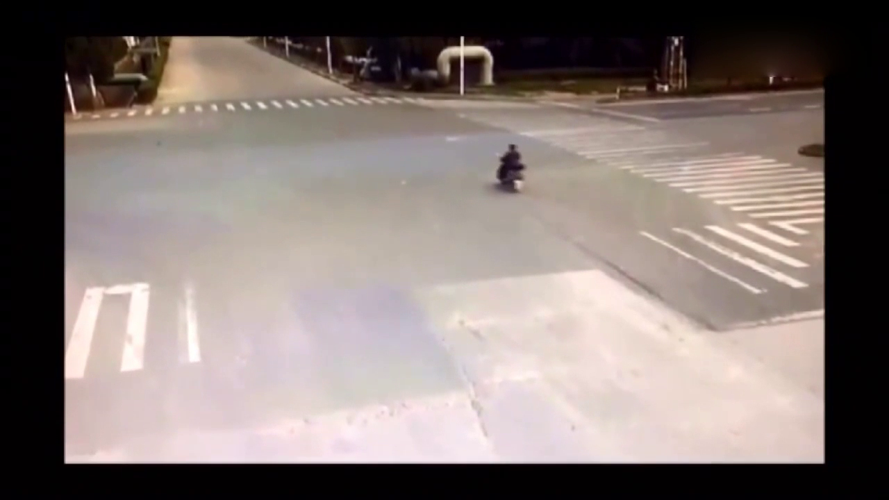 男子骑电动车任性闯红灯，最终付出生命代价