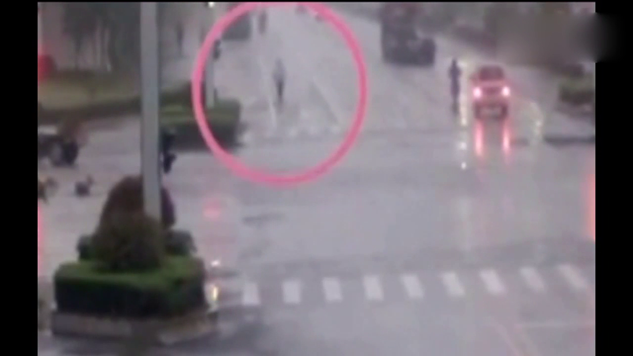 女子骑电动车路口抢黄灯，结果被快速行驶过来的出租车撞失忆！