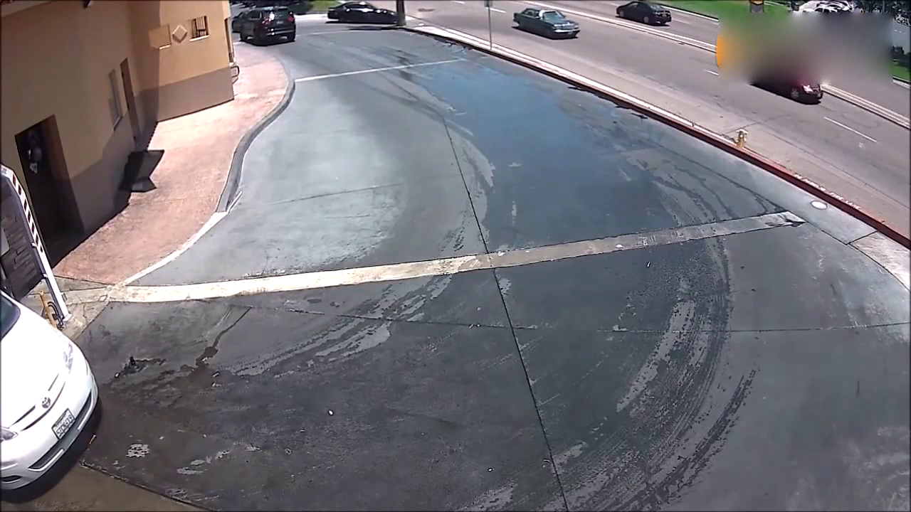 实拍洗完车的女司机刚开出来，监控拍下了搞笑的一幕