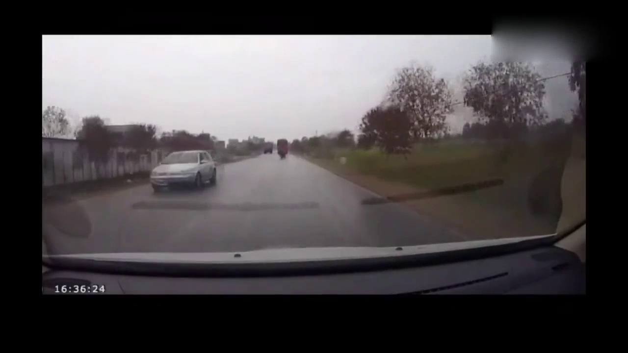 雨天电动车不看路直接横切左拐 被撞飞后命丧马路