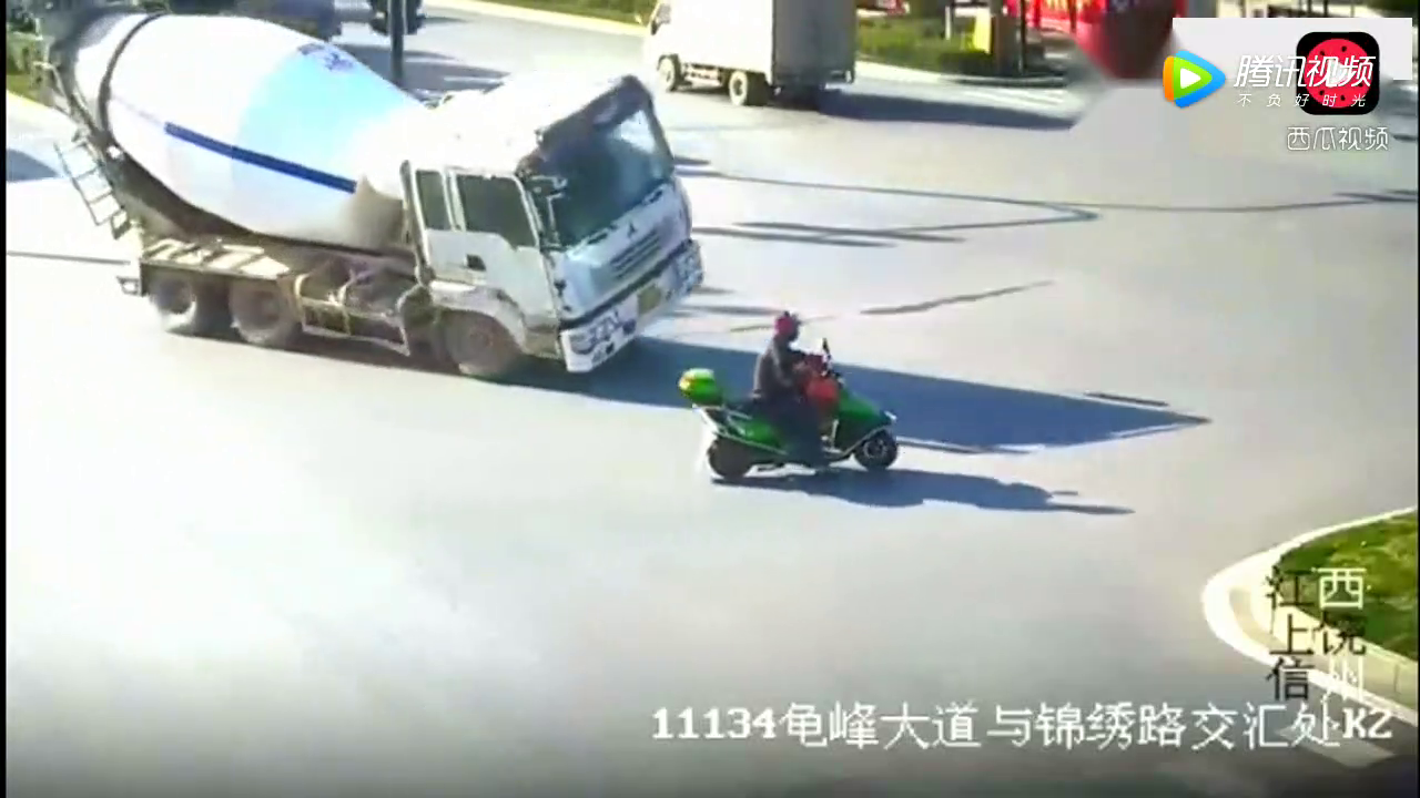 大货车为救下电动车，选择了自毁，监控拍下揪心一幕