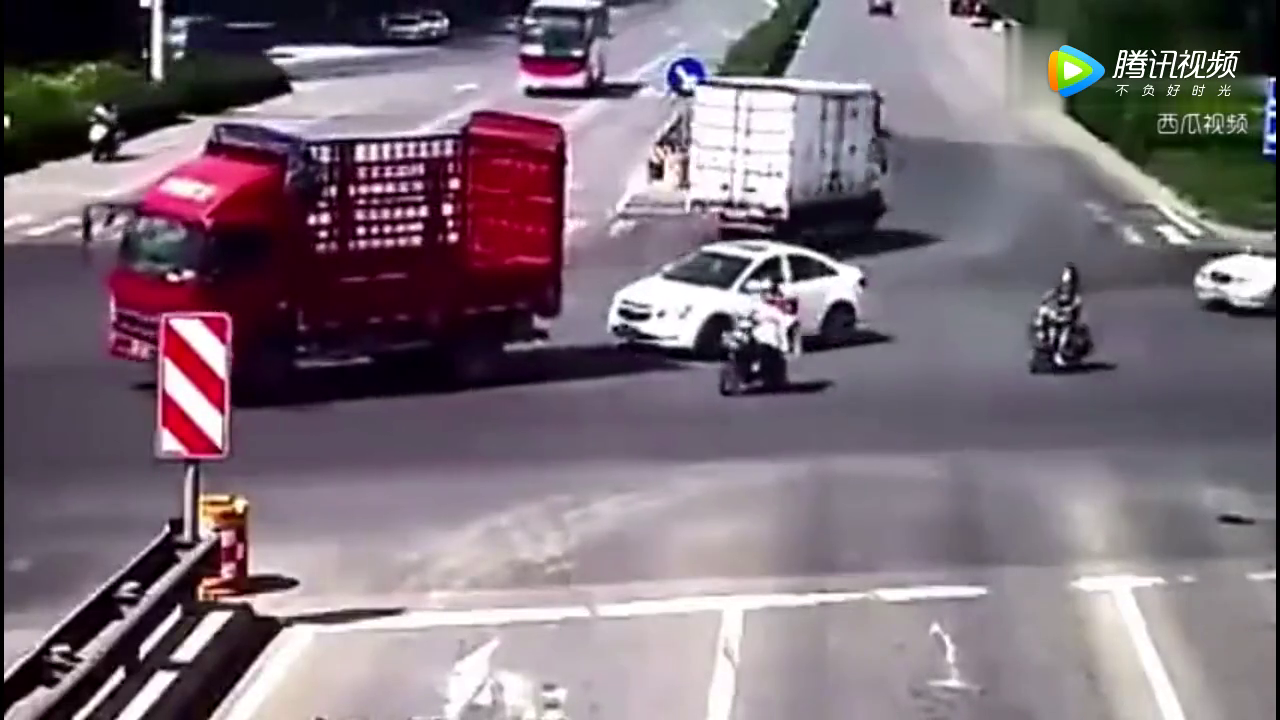 大货车早已停车避让 电动车女子却把马路当成自己家！