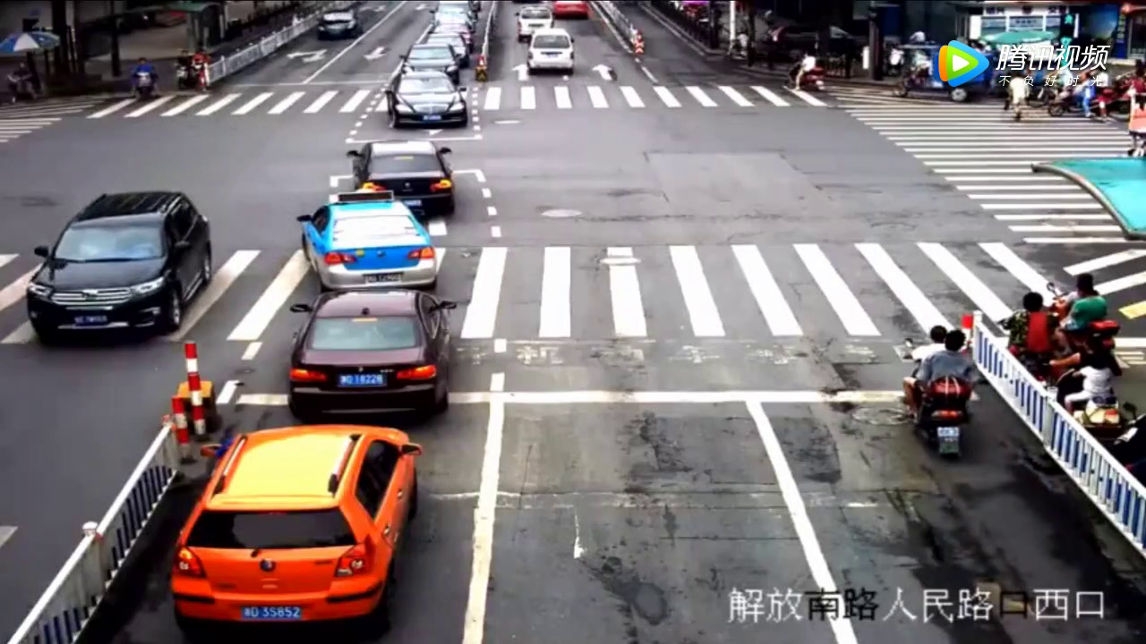 就为了抢那5秒的时间，电动车闯红灯骑出去了，惨被轿车撞飞