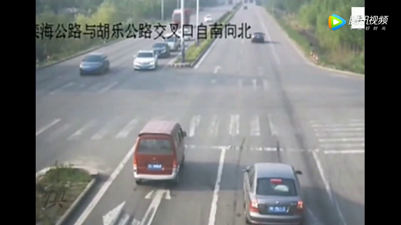 母女2人骑电动车闯红灯，连躲2辆车，你以为这就结束了